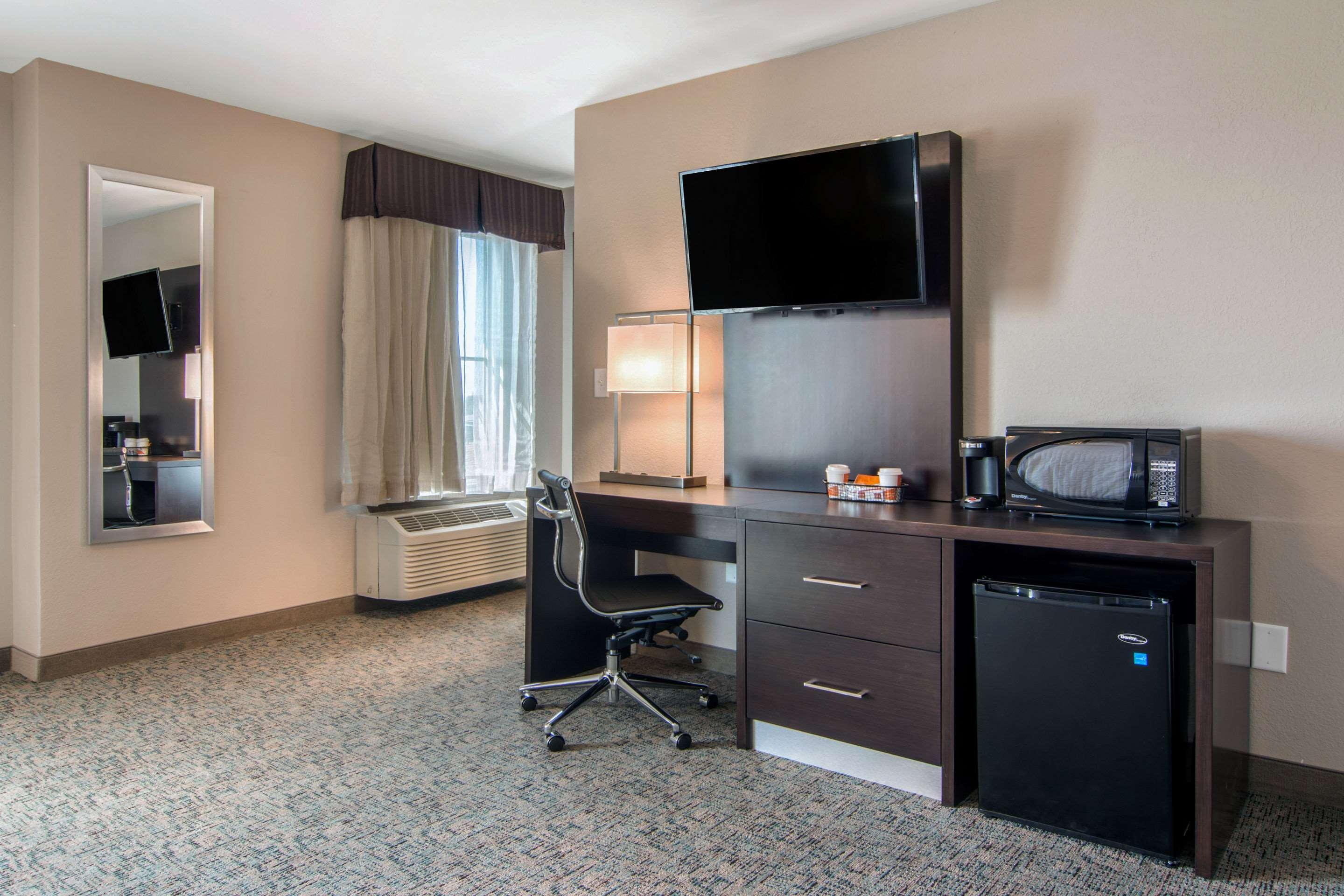 Clarion Inn & Suites Atlanta Downtown Exterior photo