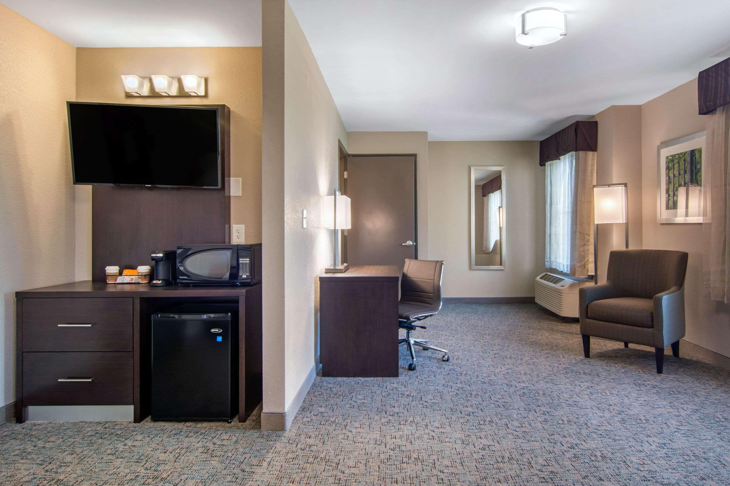 Clarion Inn & Suites Atlanta Downtown Exterior photo